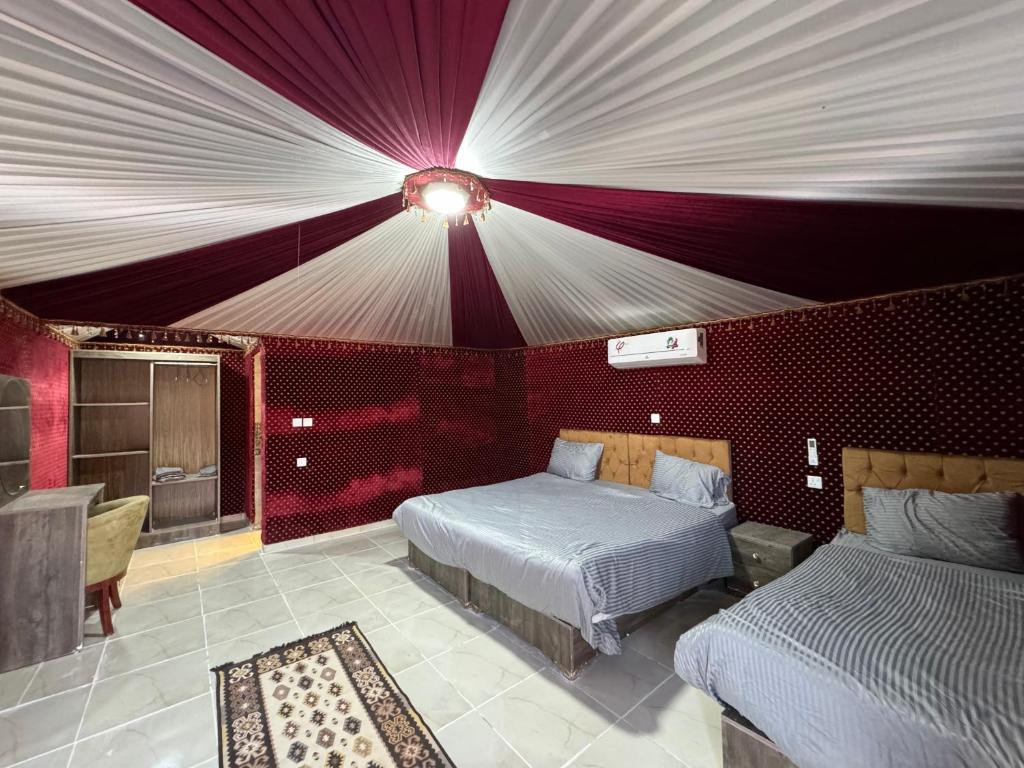 Postel nebo postele na pokoji v ubytování Jabal Rum Camp
