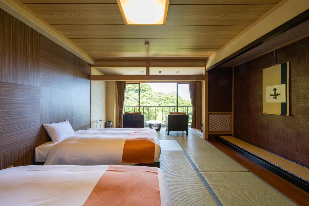 Postel nebo postele na pokoji v ubytování Atagawa Prince Hotel