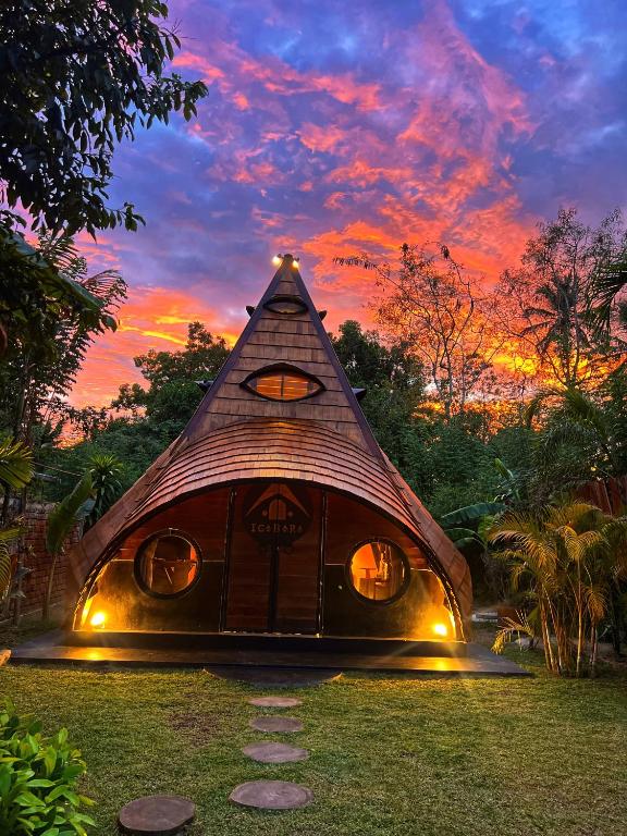 Aed väljaspool majutusasutust Igabara Hobbit House
