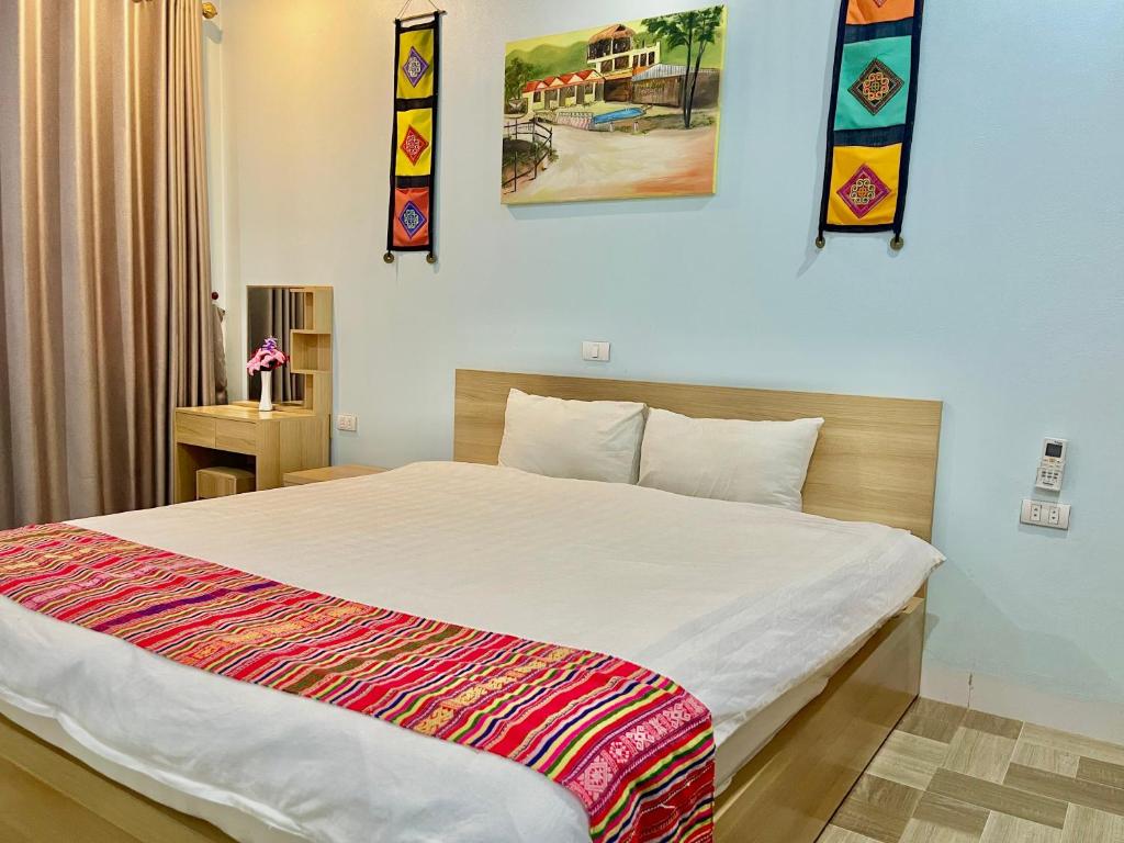 een slaapkamer met een groot bed in een kamer bij An Huy Homestay Mai Châu in Mai Chau