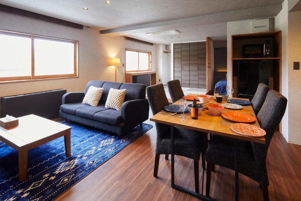 een woonkamer met een bank en een tafel bij Shiga Grand Hotel in Yamanouchi