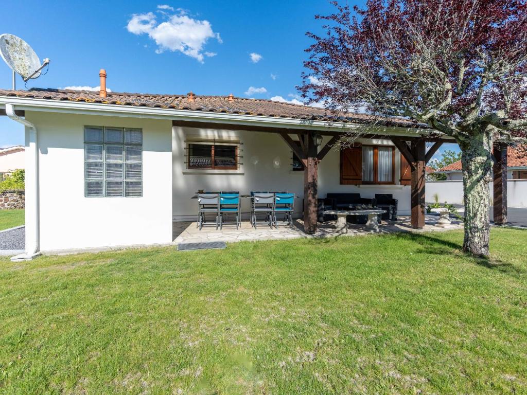 une maison avec une pergola et une cour dans l'établissement Maison rénovée 6 pers. à Biscarrosse - Clim, jardin, à proximité du lac & plages - FR-1-319-549, à Biscarrosse
