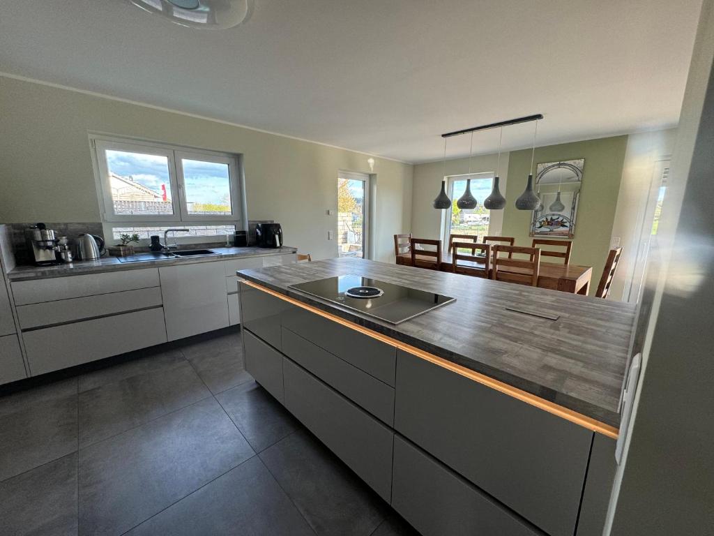 Kuchyň nebo kuchyňský kout v ubytování Modernes Ferienhaus in Üdersdorf