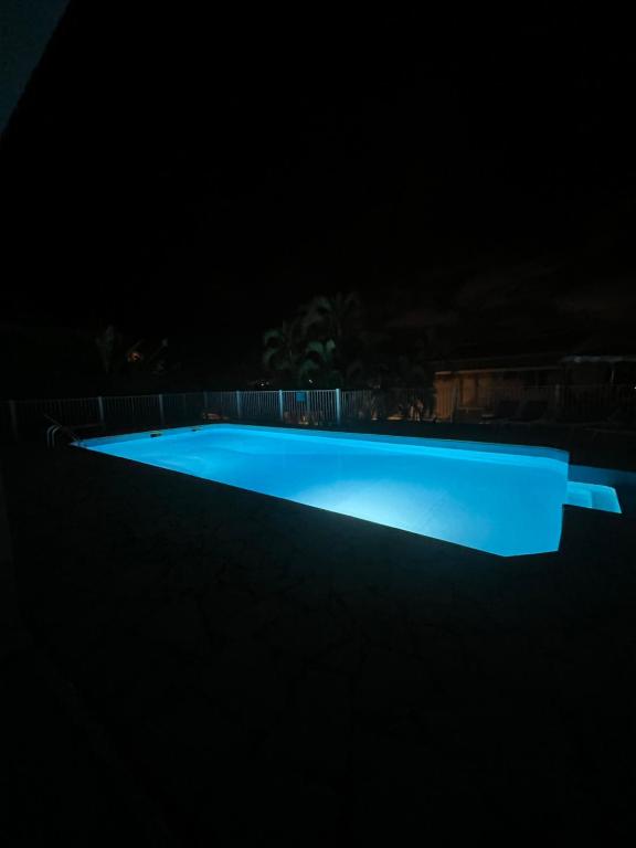 Sundlaugin á Laroom Kanel - Vue Mer & Piscine eða í nágrenninu