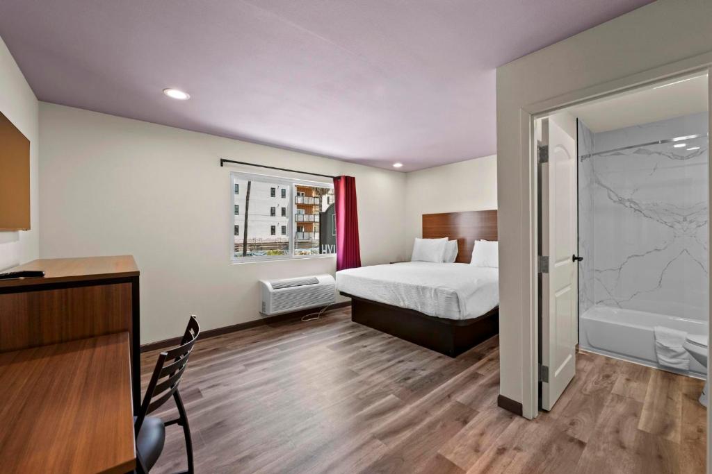 Katil atau katil-katil dalam bilik di Hyland Inn Long Beach