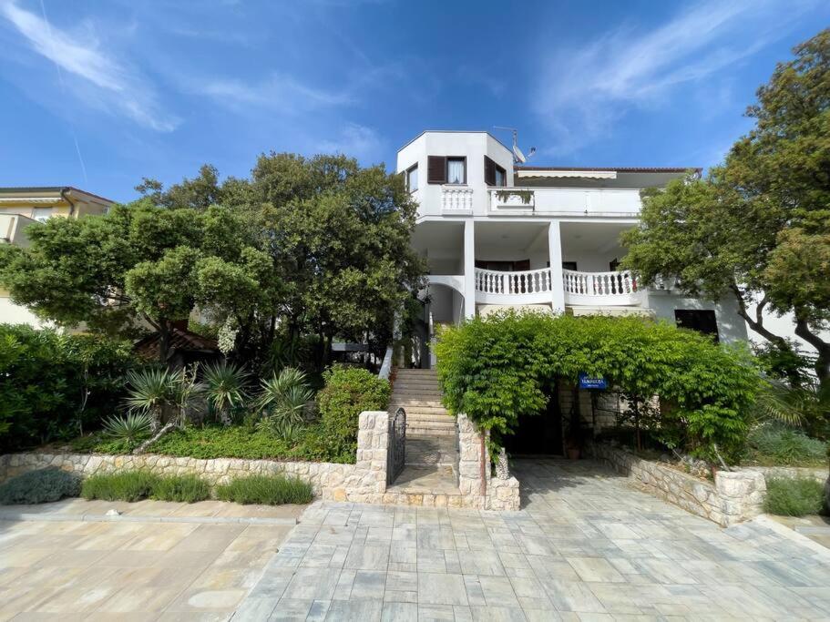 Κήπος έξω από το 2 Bedroom apartment with sea view