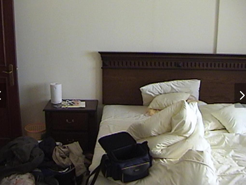 Un dormitorio con una cama con una bolsa. en Espaço Brasileiro, en Las Vegas