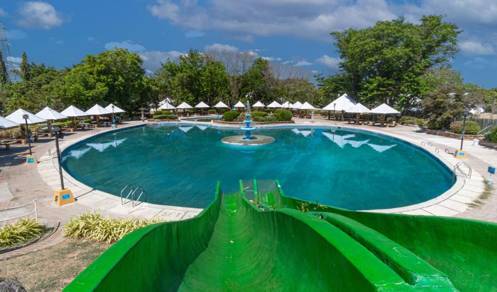 duży basen ze zjeżdżalnią w obiekcie One Alo Hotel and Resort by Hiverooms w mieście Manaoag