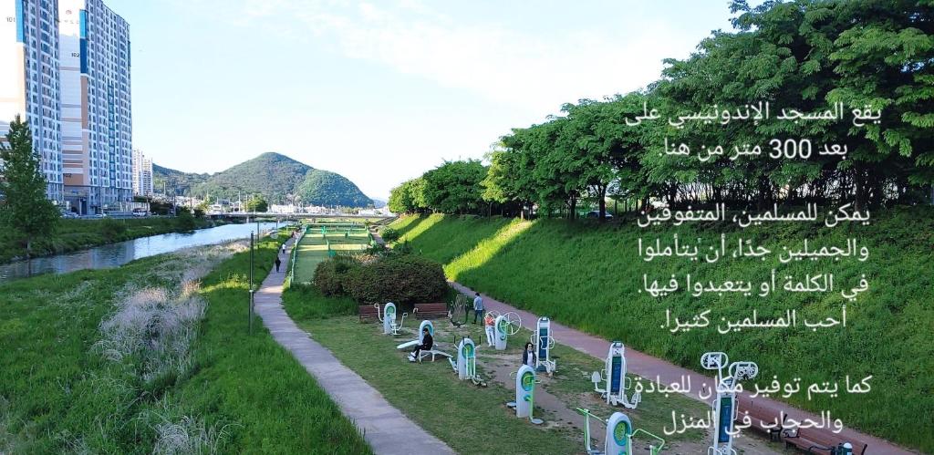 cmentarz obok rzeki obok miasta w obiekcie Moslim friendly guest house w mieście Yangsan