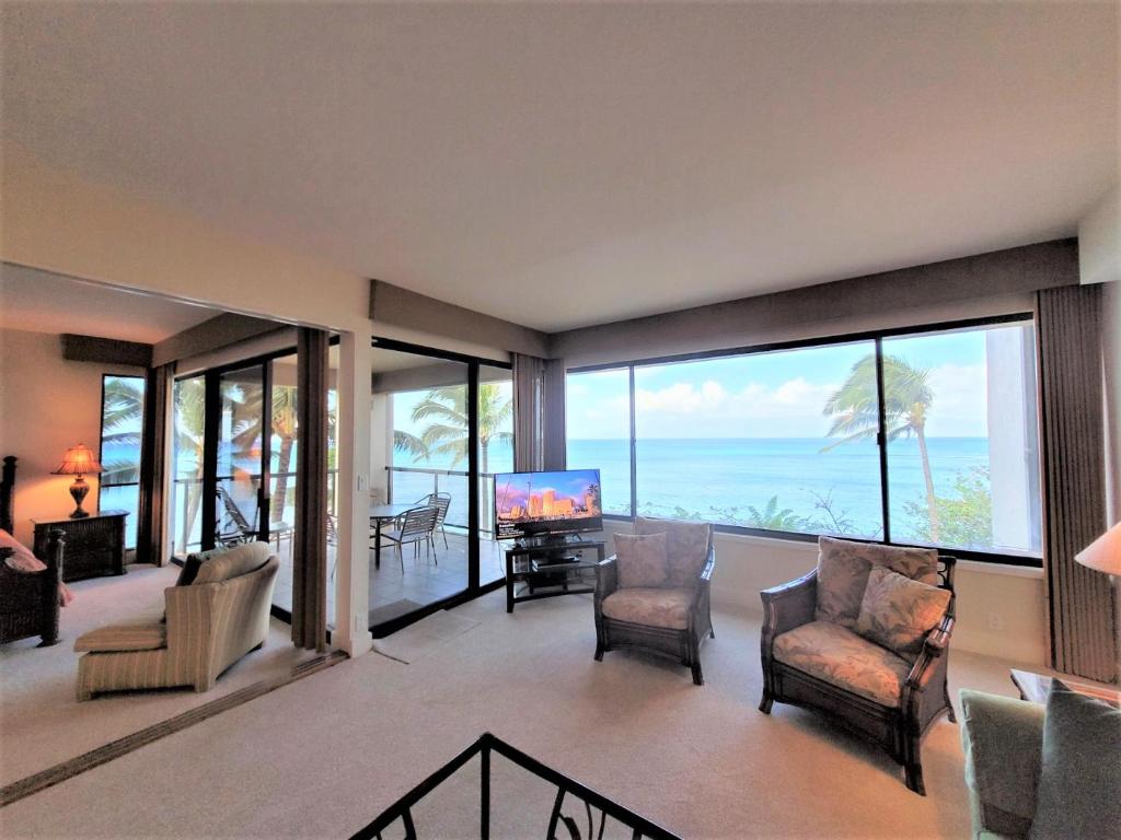 Et opholdsområde på Ocean front remodeled corner unit w/ ac - sk234