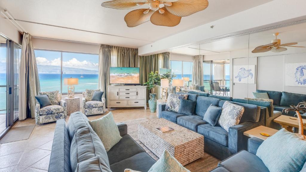 Et opholdsområde på Ocean view, corner, Ac & Remodeled! sk272