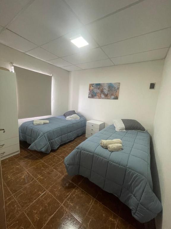 a room with two beds in a room at Departamento Urbano Zapala in Zapala