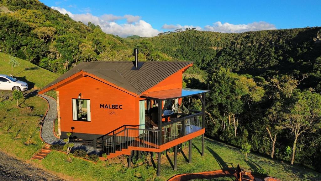 una casa naranja en medio de una montaña en Vivenda Le Vin em Alfredo Wagner en Barracão