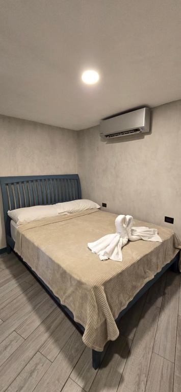 ein Schlafzimmer mit einem Bett und einem Handtuch darauf in der Unterkunft LA CABAÑA & hiking in Jacó