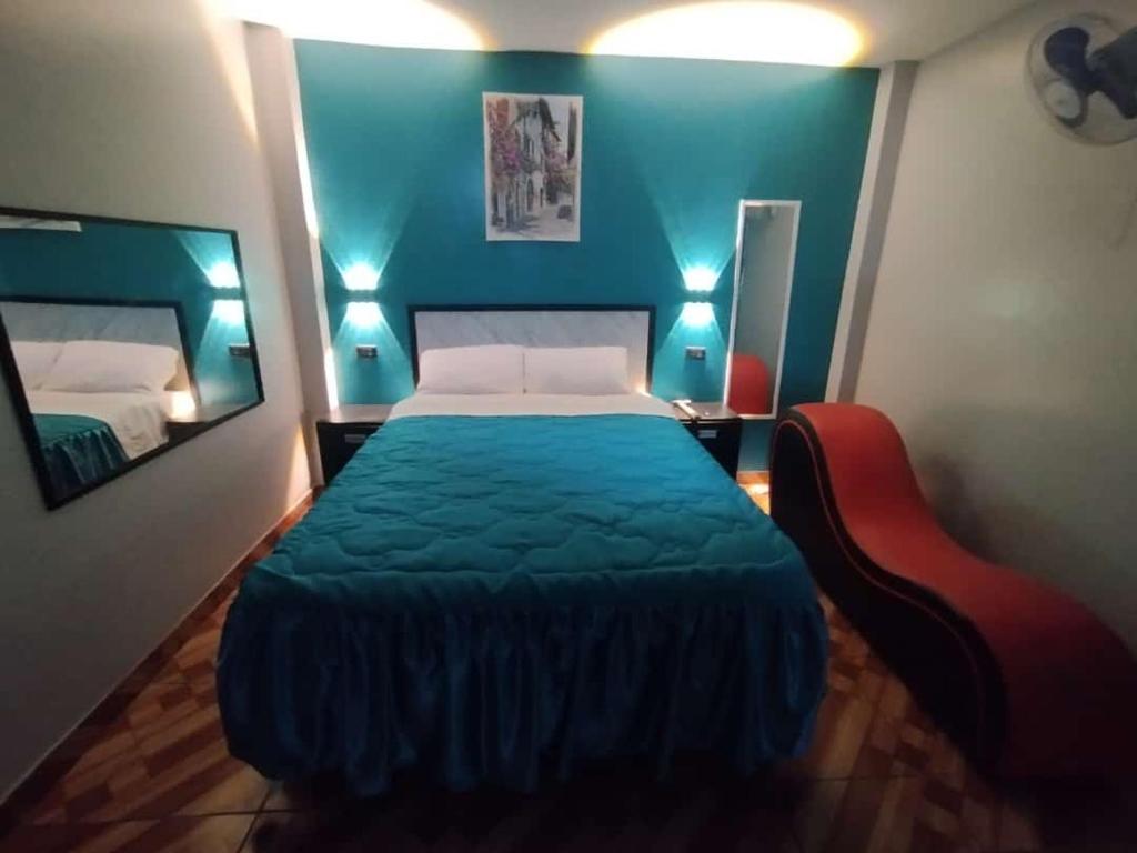 Pokój hotelowy z łóżkiem i lustrem w obiekcie Hostal El Pilar w mieście Lima