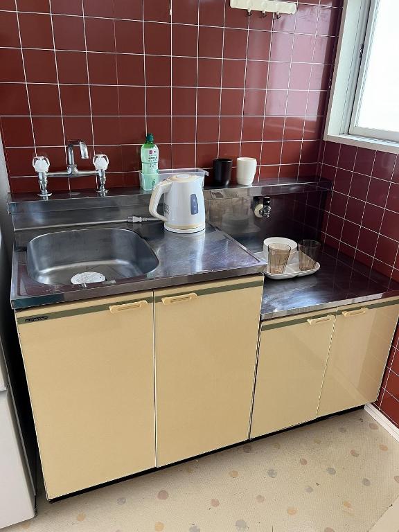 Kuchyň nebo kuchyňský kout v ubytování AppleRoom高瀬駅前2B