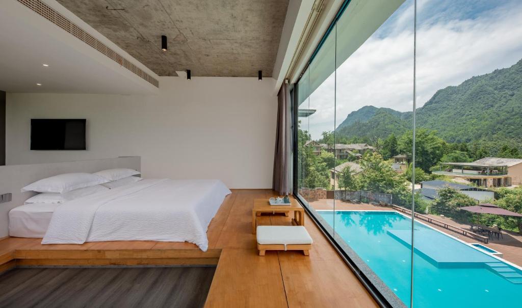 Avatar Mountain Resort - Deluxe King Room