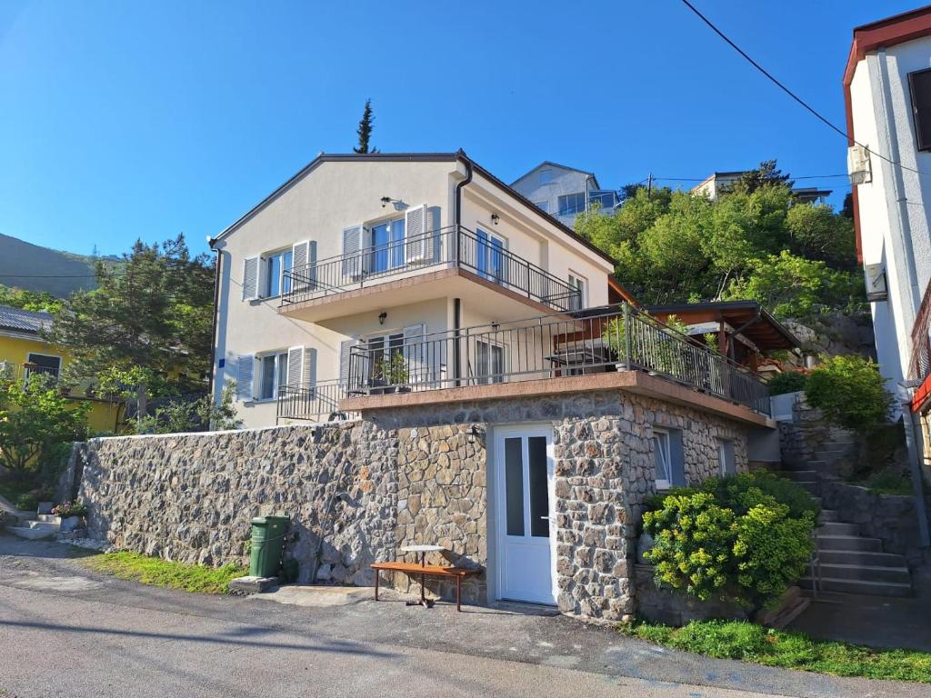 Budova, v ktorej sa apartmán nachádza