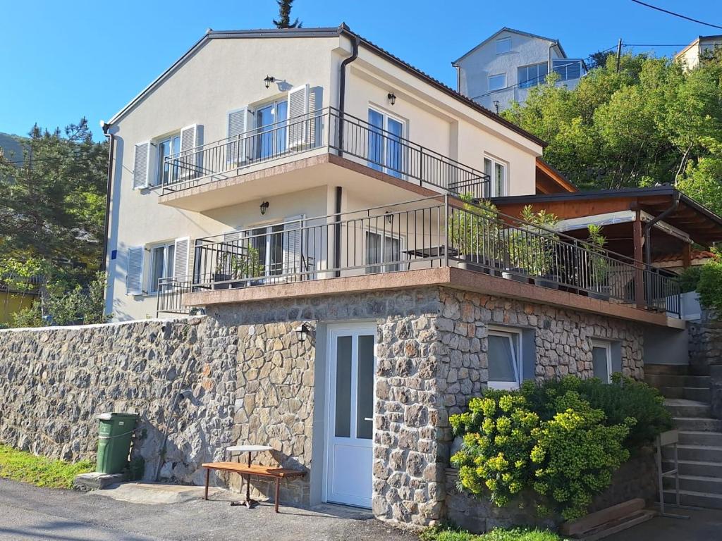 Budova, v ktorej sa apartmán nachádza