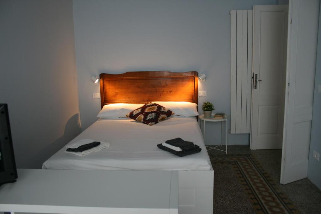 Un dormitorio con una cama con dos libros. en sauro 56 camera azzurra, en La Spezia