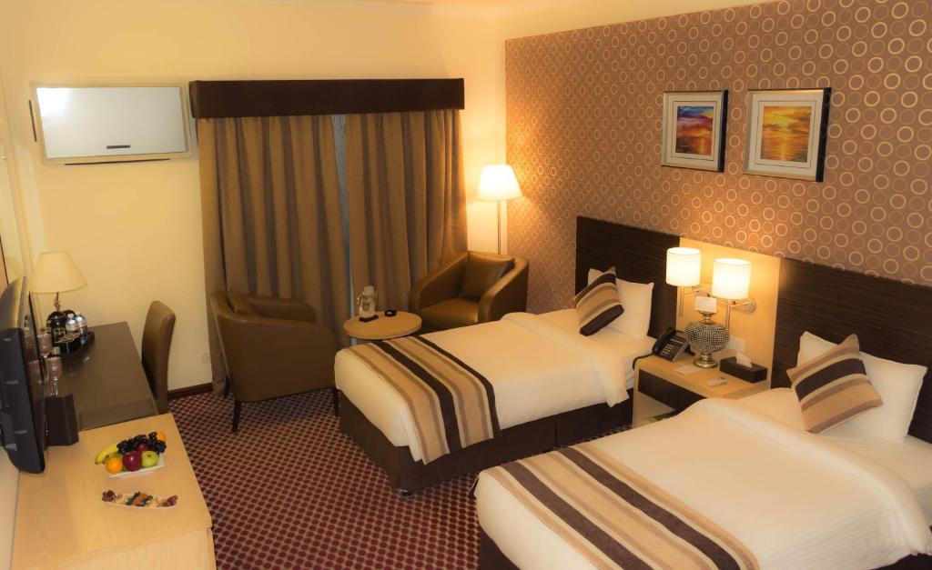 Кровать или кровати в номере Fortune Karama Hotel