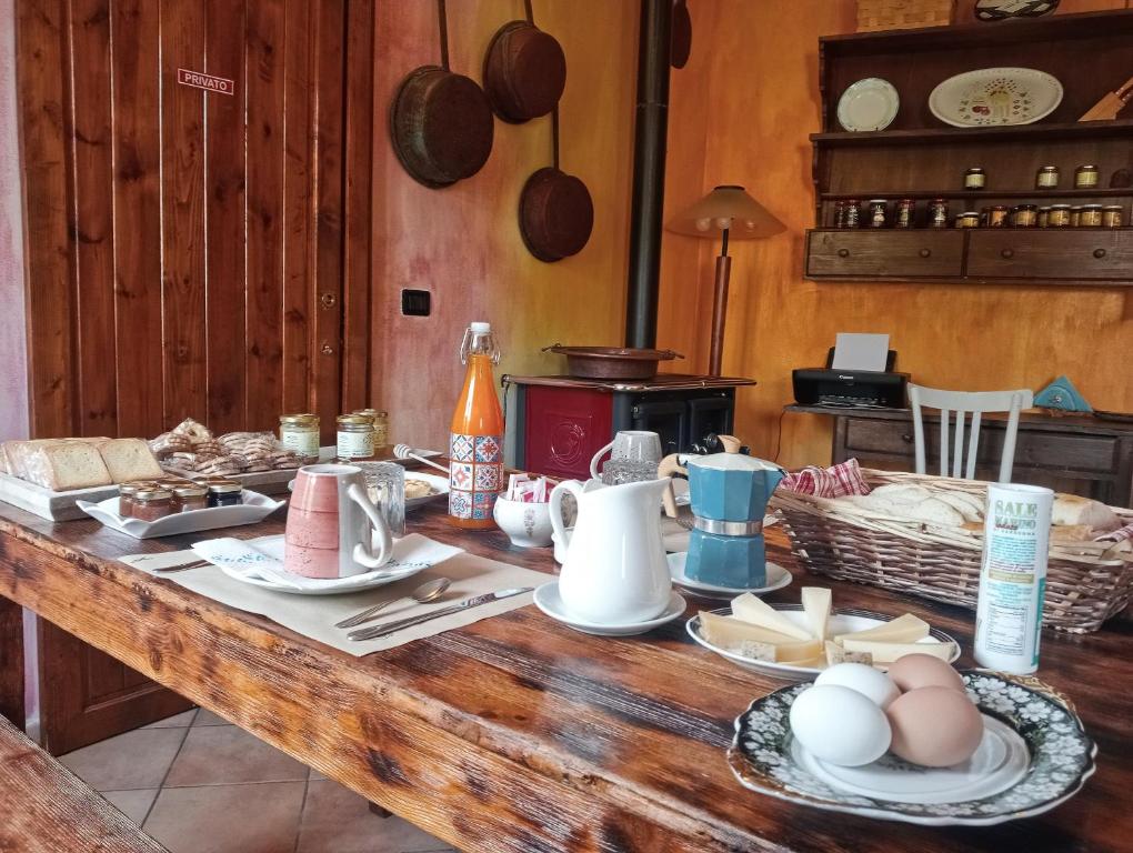 una mesa de madera con huevos y pan. en Locanda D'Ogliastra, en Triei