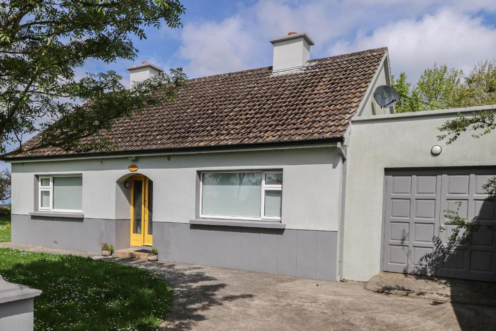 una casa blanca con garaje en House Of Ireland en Easkey
