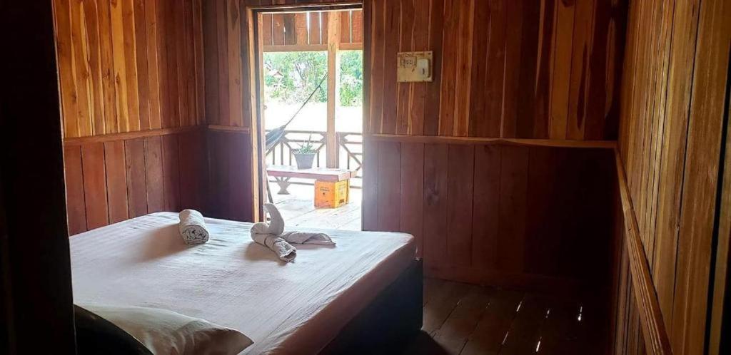 1 dormitorio con 1 cama en una habitación con ventana en The Smiling Lao, en Muang Không