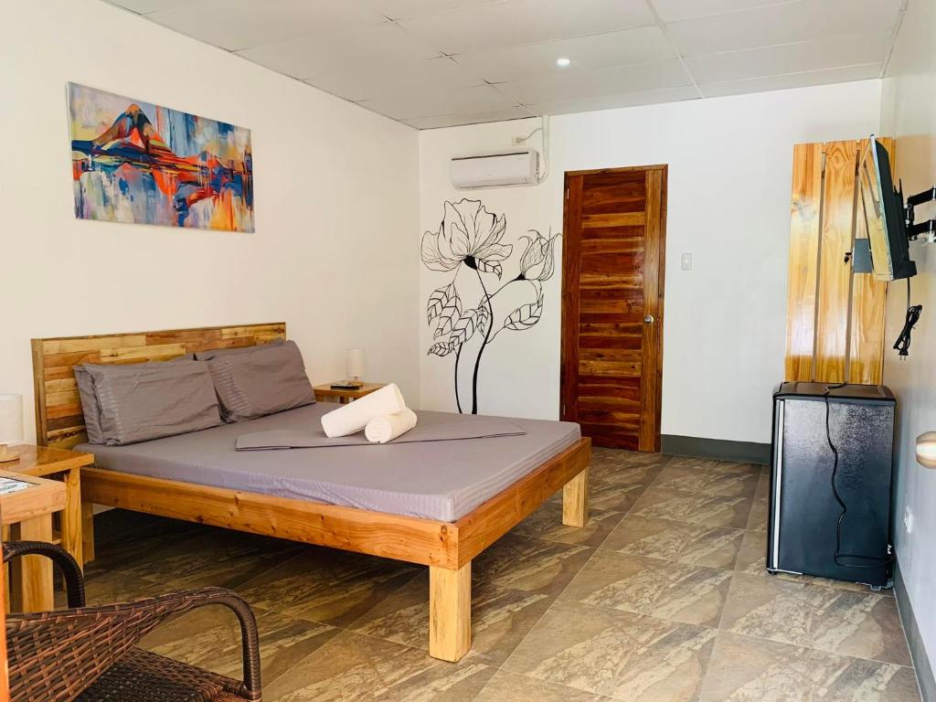 ein Schlafzimmer mit einem Bett in einem Zimmer in der Unterkunft Buona Vita resort in Panglao