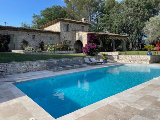 une piscine devant une maison dans l'établissement Villa Eden, à Tourrettes-sur-Loup