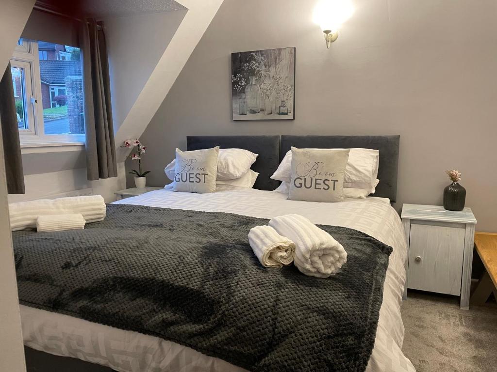 a bedroom with a bed with towels on it at Bewdley Central - Sandy Bank Cottage in Bewdley