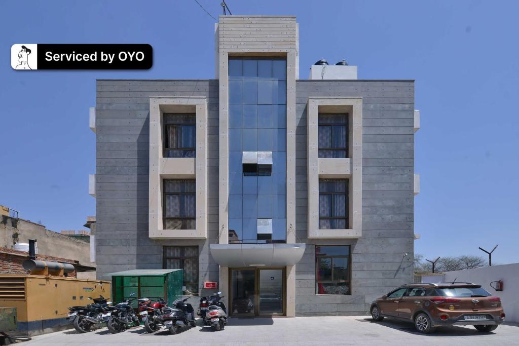 um edifício com motos estacionadas num parque de estacionamento em Super OYO Jaipur Casa Near Sawai Man Singh Stadium em Jaipur