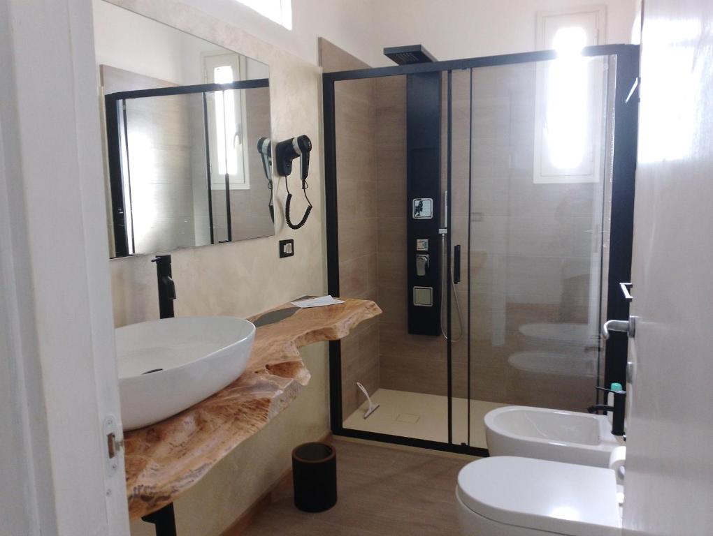 y baño con lavabo y ducha. en Finestre Sul Mare Salento - Case Vacanze, en Punta Prosciutto
