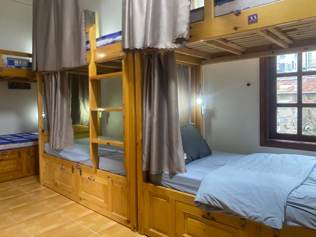 Giường trong phòng chung tại May House Dalat