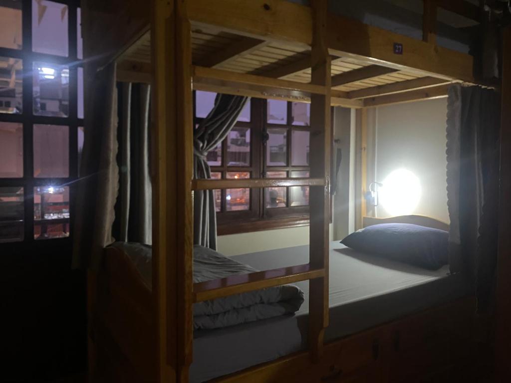 Giường trong phòng chung tại May House Dalat