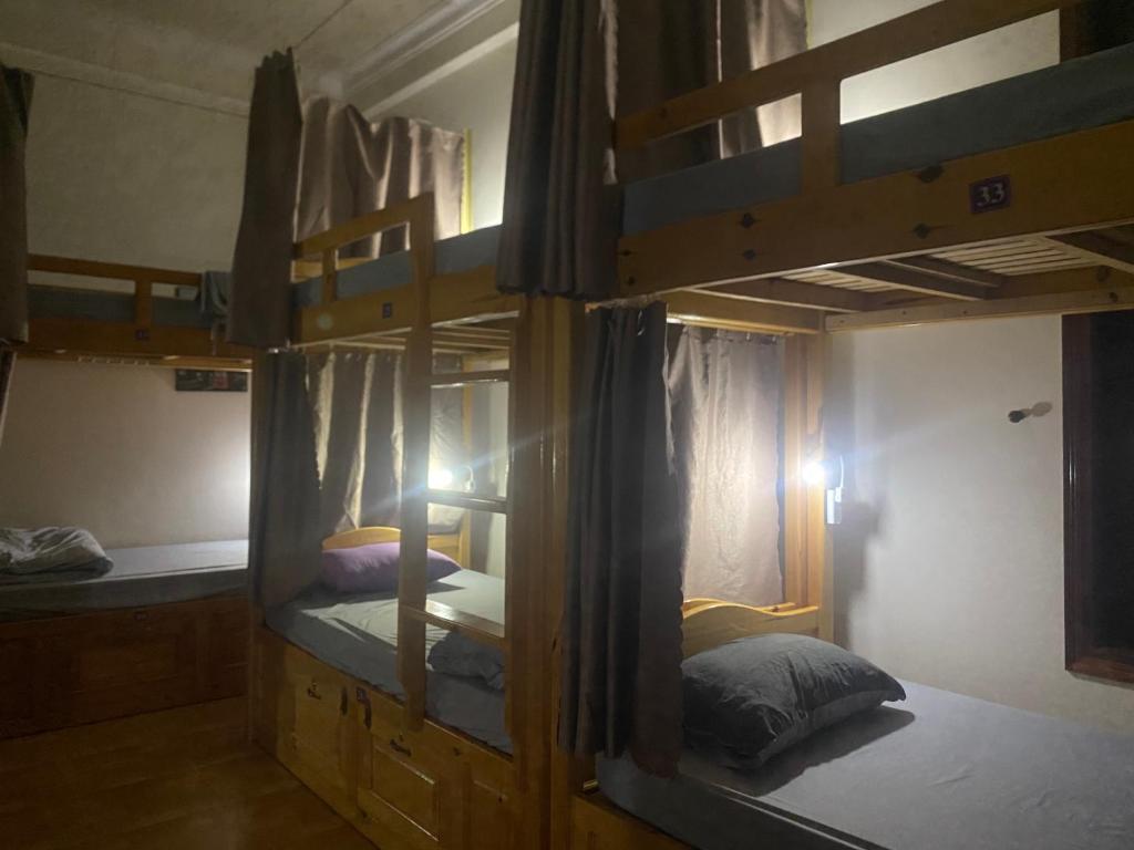 Giường trong phòng chung tại May House Dalat