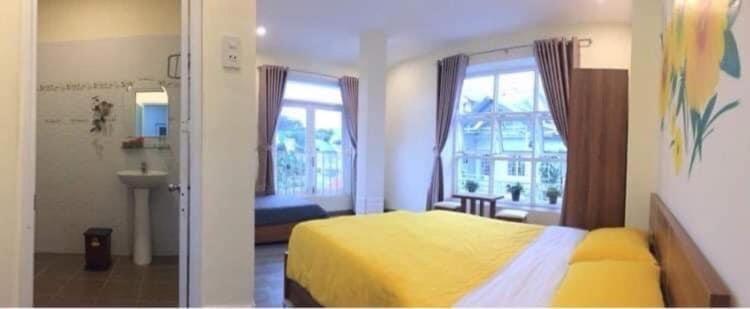 Giường trong phòng chung tại May House Dalat