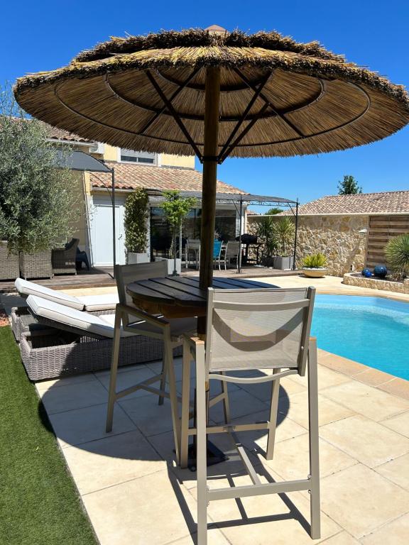 Πισίνα στο ή κοντά στο Appartement duplex meublé avec vue sur piscine