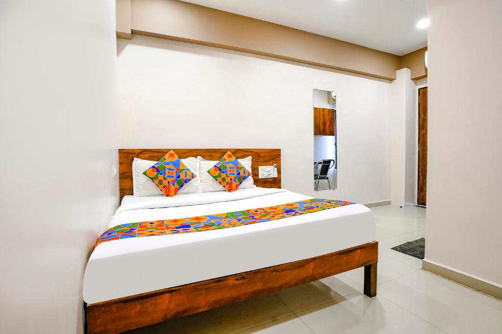 Un pat sau paturi într-o cameră la FabHotel Royal Paradise