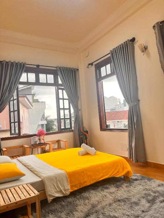 Giường trong phòng chung tại May House Dalat