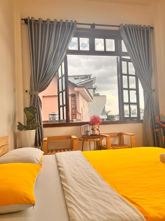 Giường trong phòng chung tại May House Dalat