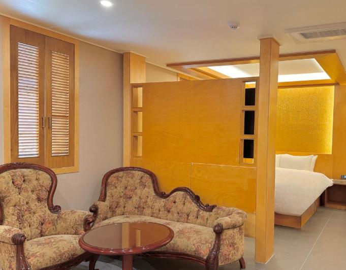 Postel nebo postele na pokoji v ubytování Sokcho Mir Hotel
