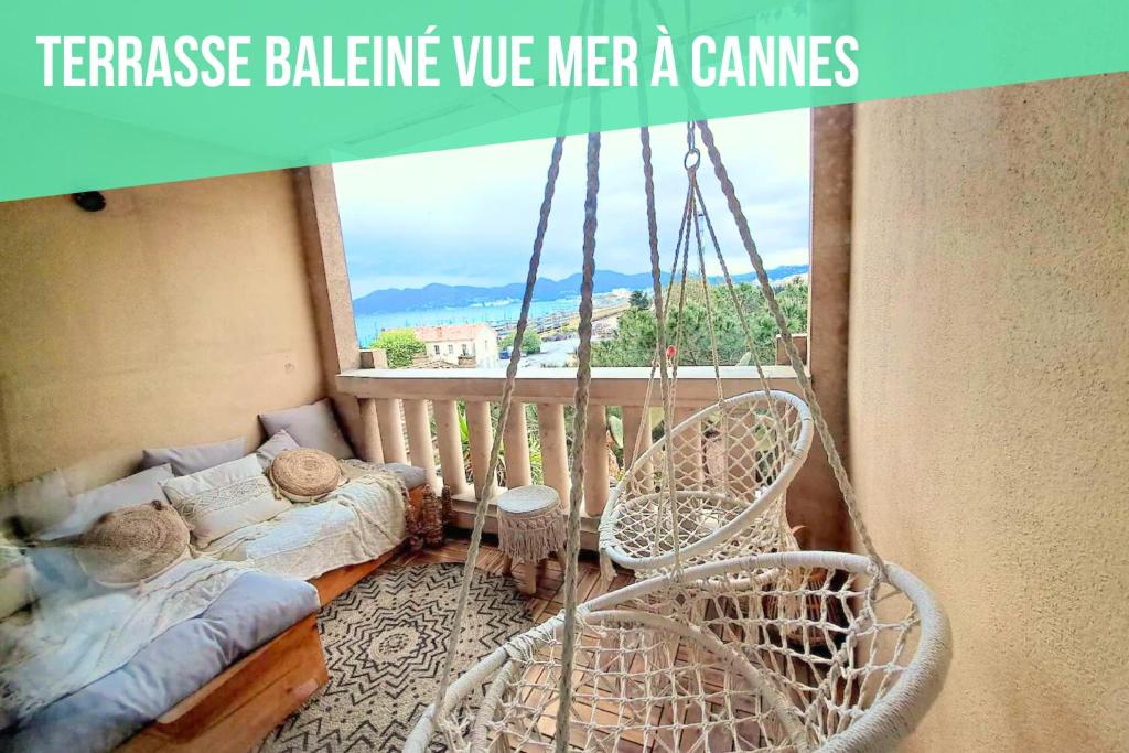 d'un balcon avec deux chaises en osier et un canapé. dans l'établissement Bali Chic : Vue mer à Cannes, à Cannes