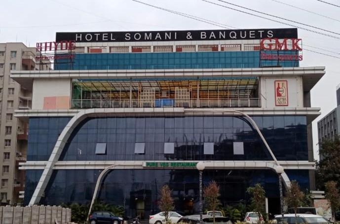 ein Hotel mit einem Schild auf einem Gebäude in der Unterkunft Hotel Somani Wakad in Méribel Village