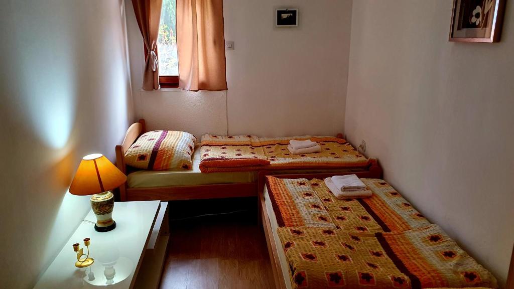 ein kleines Zimmer mit 2 Etagenbetten und einer Lampe in der Unterkunft Vikendica Mia Balkana in Mrkonjić Grad