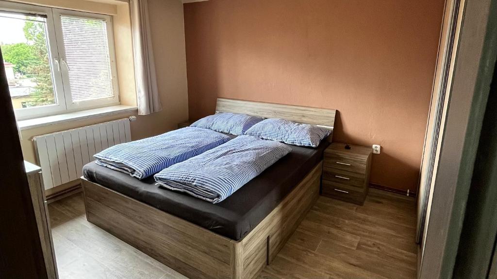 una camera da letto con un letto con cuscini blu di Apartment Ostrava a Zábřeh nad Odrou