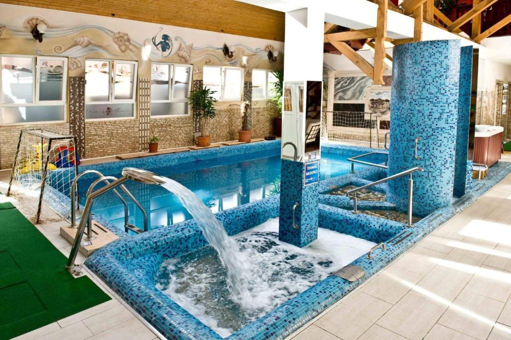 Bazén v ubytování Kastélyszálló Wellness Resort Sóstó nebo v jeho okolí