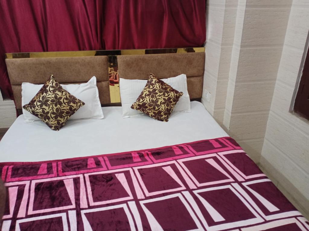 een bed met twee kussens erop bij Arora guest house in Amritsar