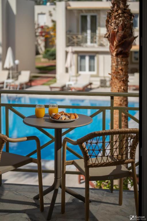 Bazén v ubytování Georgioupolis Resort & Aqua Park nebo v jeho okolí