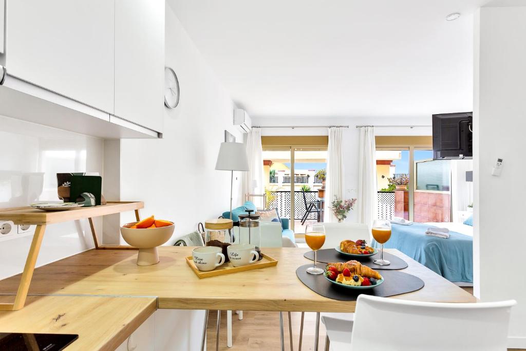 kuchnia ze stołem i talerzem owoców w obiekcie Modern beach apartment Romana Playa 723 in Marbella, Elviria w Marbelli